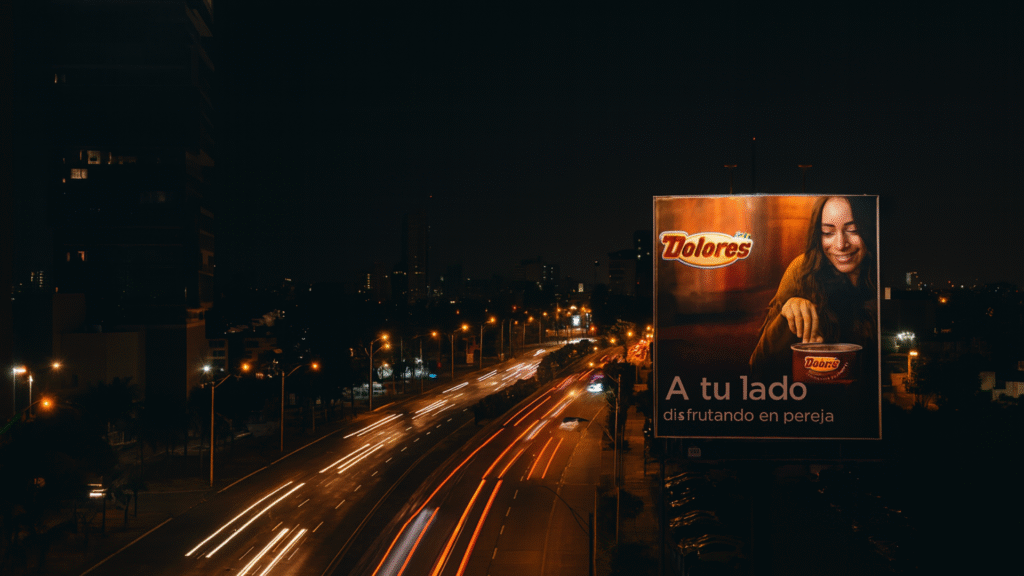 Publicidad exterior en espectacular iluminado que impulsa marcas.